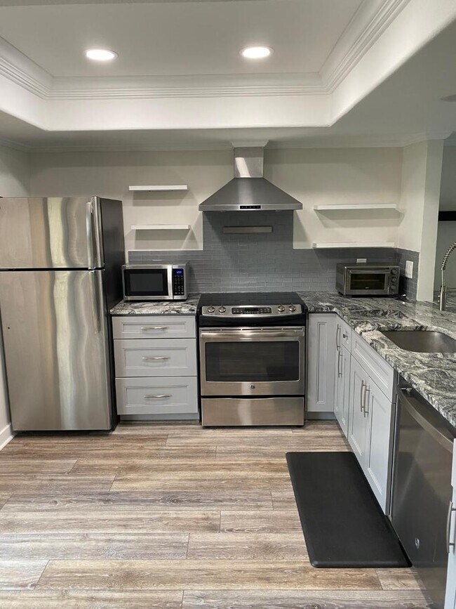 Building Photo - 7550 Sunshine Skyway Ln S