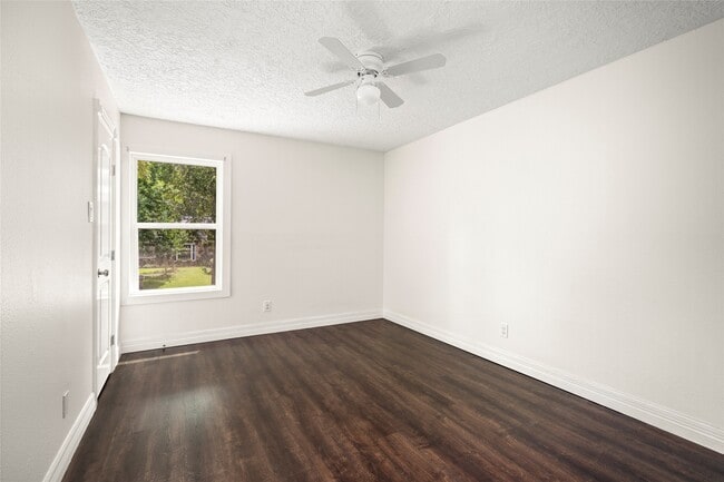 Building Photo - 560 Landfall Ln