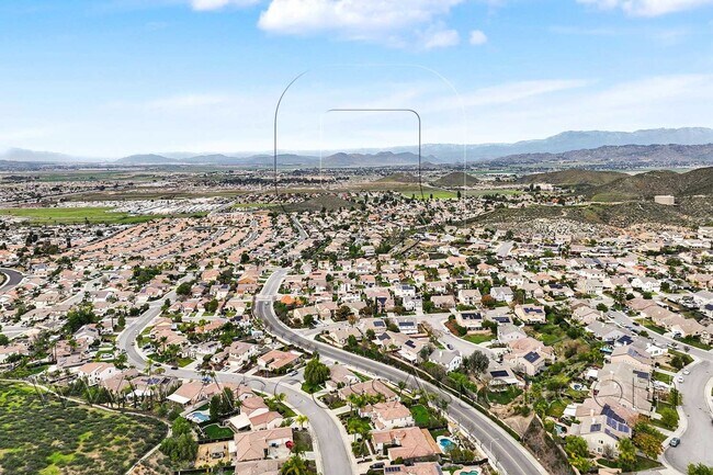 Building Photo - Stunning 5 Bed/3 Bath Home with Pool in Menifee!