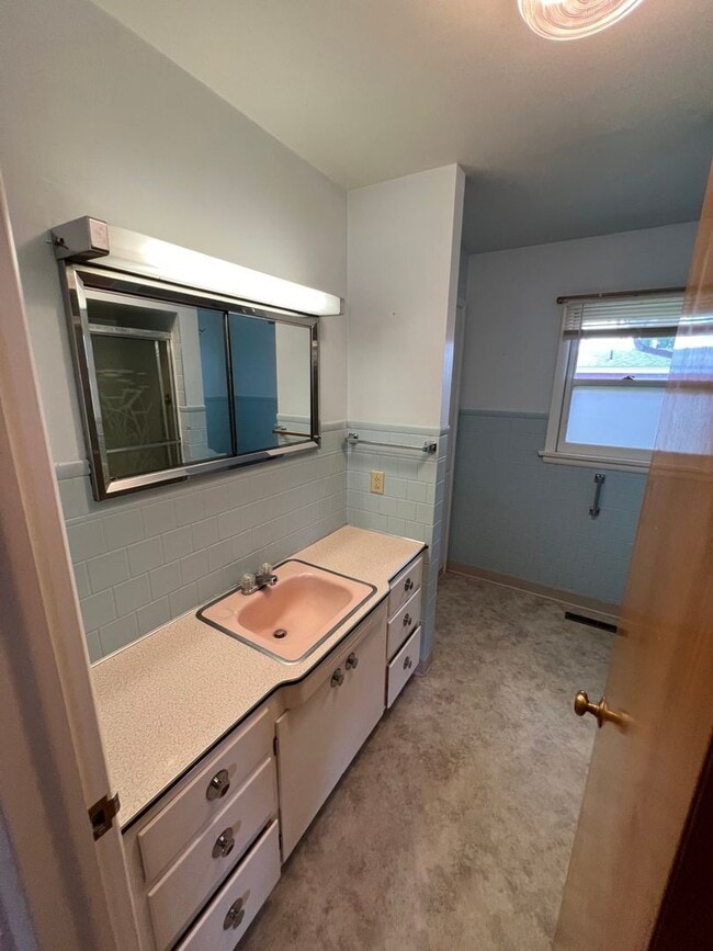 Building Photo - 429 E Pine St