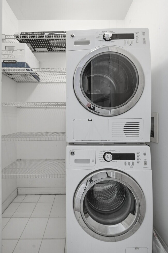 Building Photo - 821 Douglas Ave