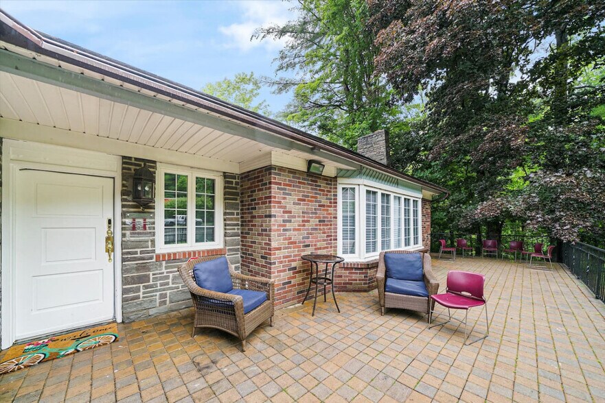 Building Photo - 37 Roosevelt Ave