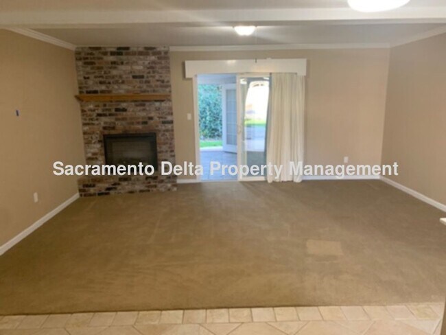 Building Photo - Spacious 3 bedroom, 2 Bath home in Citrus ...
