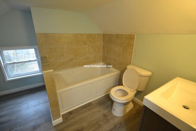 Building Photo - Beautifully refinished 3 bed 2 bath home in Evanston