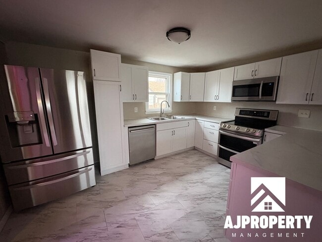 Building Photo - 1925 S Lake Ave