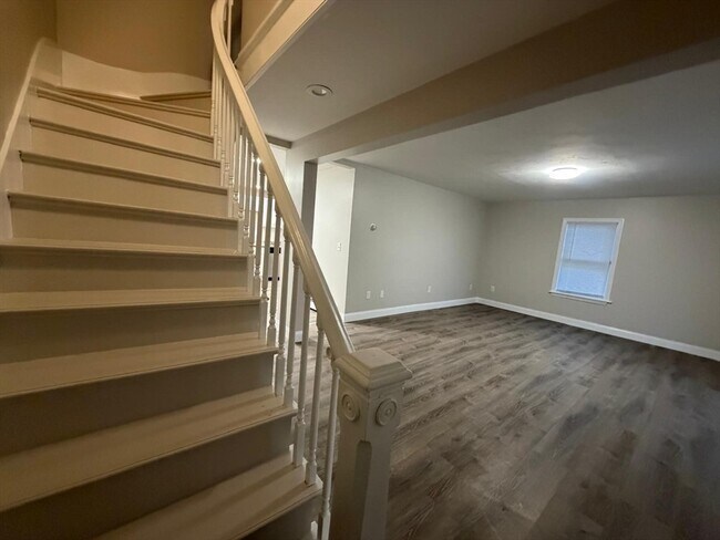 Building Photo - 18 Harris St