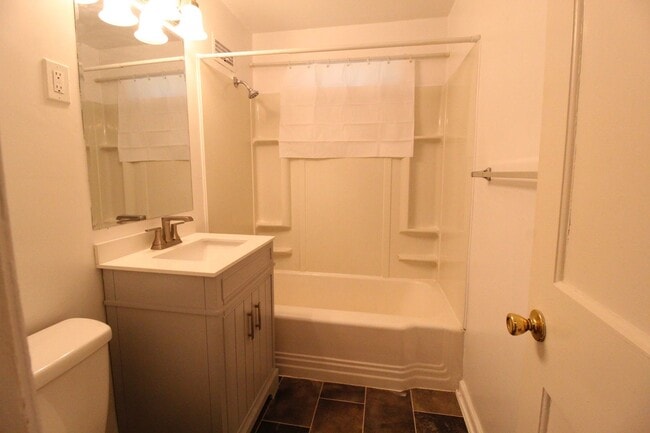 Building Photo - Updated 1 Bedroom 1 Bath Duplex in Olathe ...