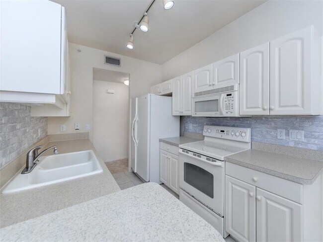 Building Photo - 4437 Corso Venetia Blvd