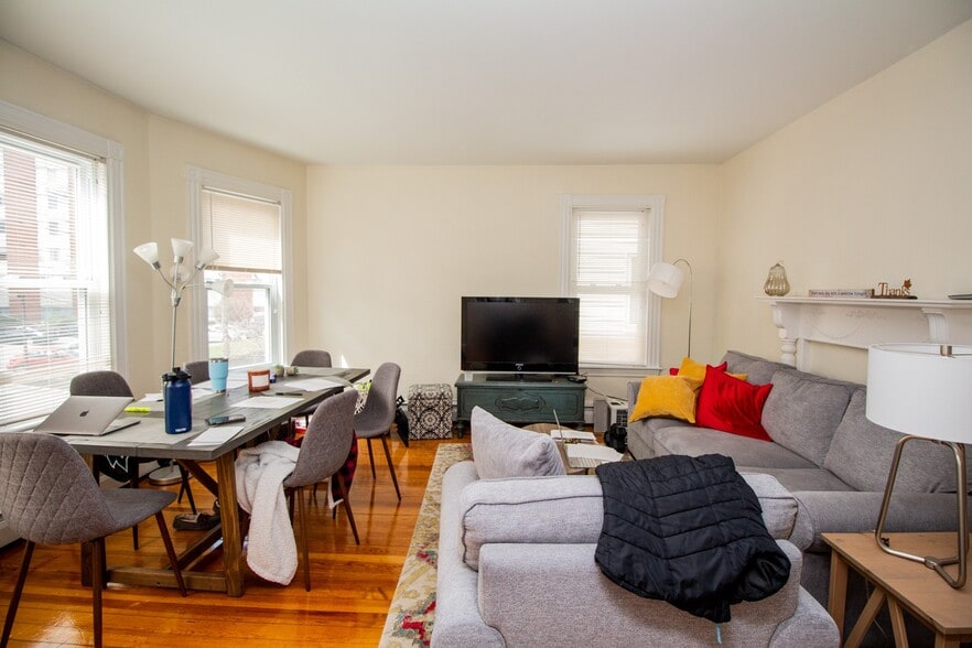 Building Photo - 66 Chestnut St