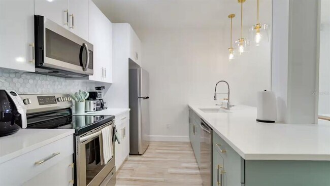 Building Photo - 8103 Coconut Palm Way