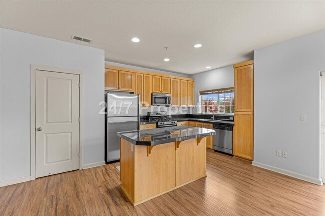 Building Photo - *MOVE-IN SPECIAL!* 3 BD I 2.5 BA Beaverton Townhome