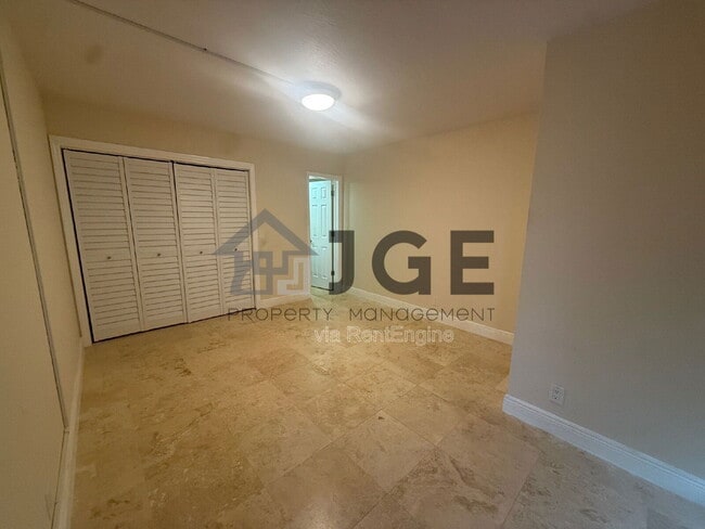 Building Photo - 861 SE 22nd Ave