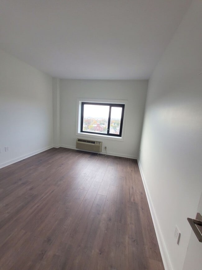 Building Photo - Renovated, centrally located and with lots...