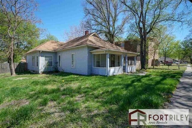 Building Photo - Charming Corner lot for rent!