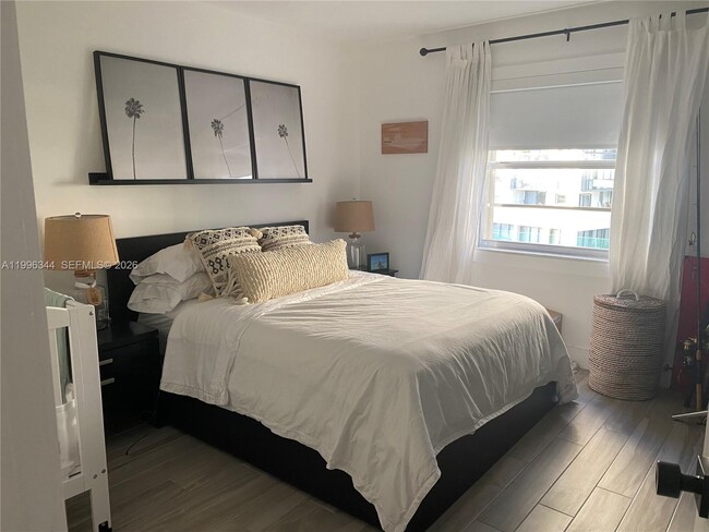 Building Photo - 2201 Brickell Ave