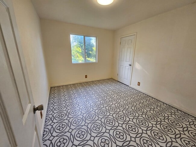 Building Photo - Palk like setting Lower Lake