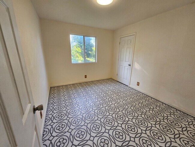 Building Photo - Parlk like setting Lower Lake