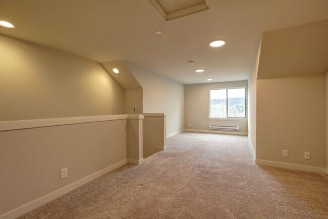 Building Photo - Immaculate and Spacious 2 Bedroom/1.75 Issaquah Townhome!