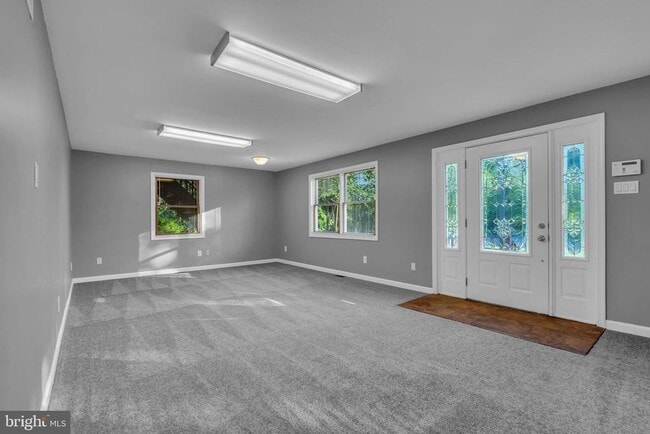 Building Photo - 165 Lakeview Dr N