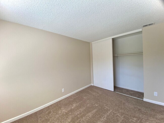 Building Photo - Beautifully Updated 2-Bedroom Condo! - Warm Springs!