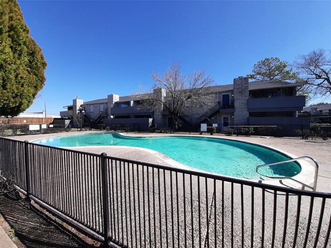 Building Photo - 9700 Leawood Blvd