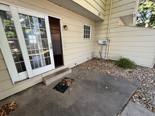 Building Photo - Great Location - 2 Bdrm , 1.5 Baths  - Ava...