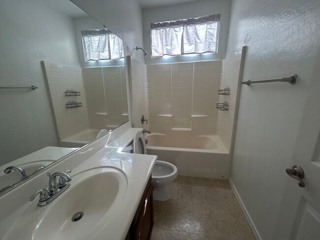 Building Photo - 3 Bedroom Plus Den