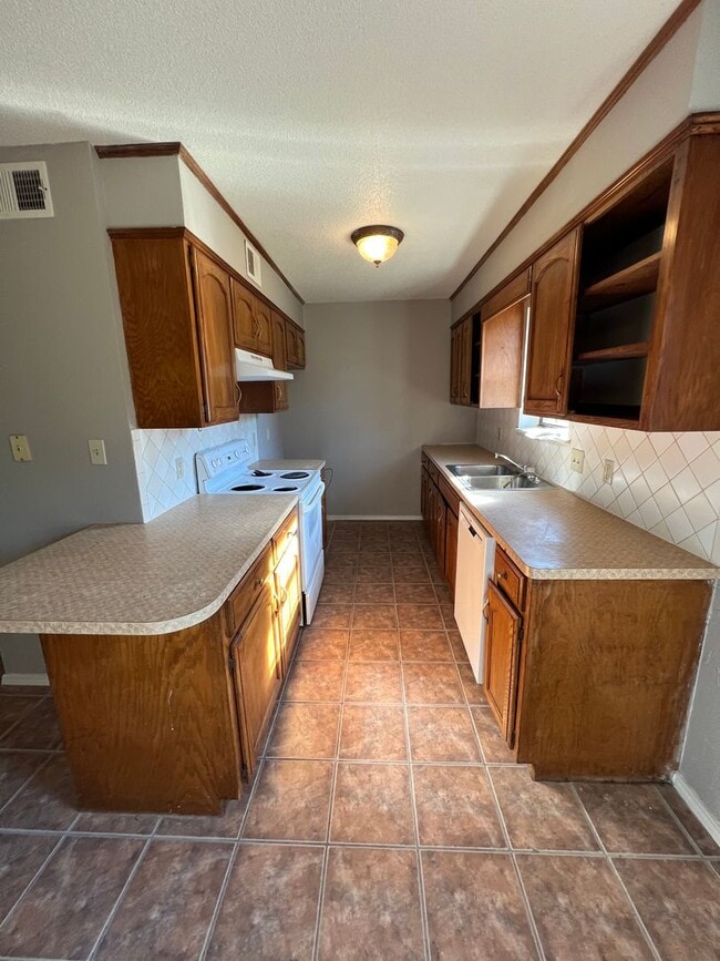 Building Photo - 3 Bed 1.5 Bath Total Electric House, With 1 Car Garage. Yard Care Included.