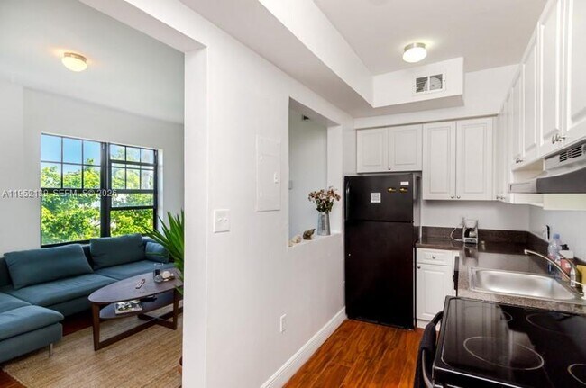 Building Photo - 934 Michigan Ave