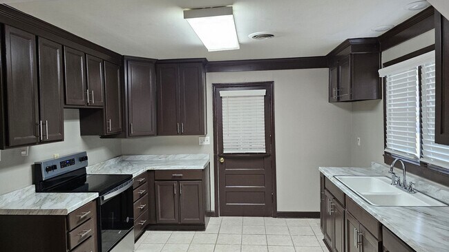 Building Photo - Adorable 3 bedroom, 1 bath home with a lar...
