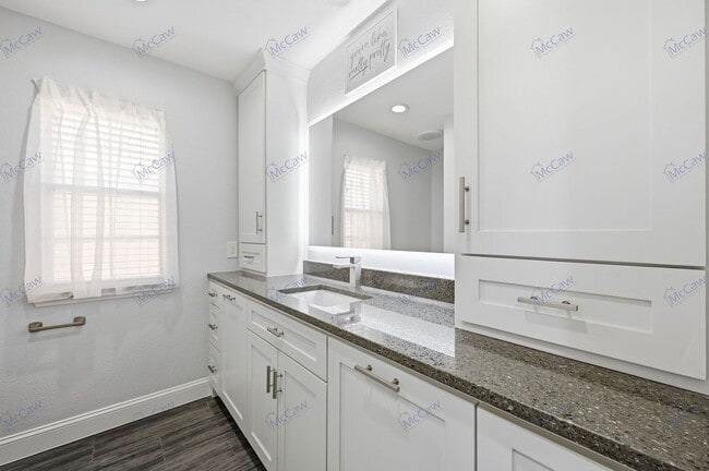 Building Photo - 1915 Paloma Way