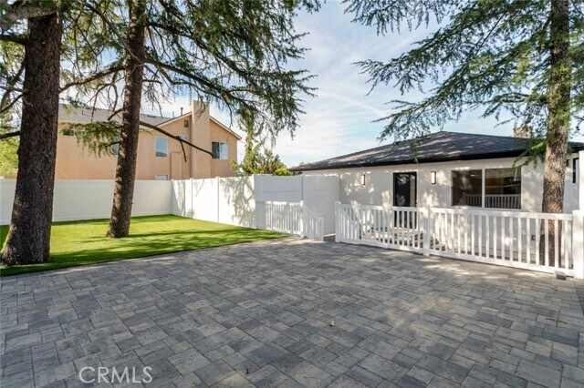 Building Photo - 10425 Pinyon Ave