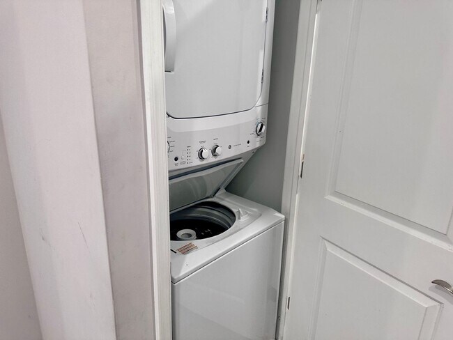 Building Photo - 1530 N Sydenham St