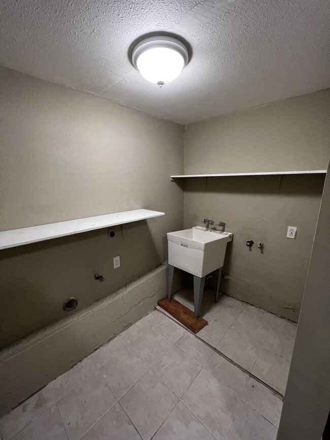 Building Photo - 419 Avalon Dr