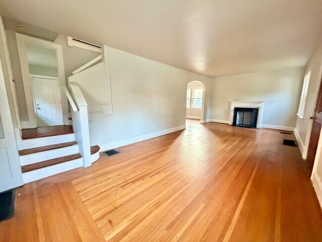 Building Photo - Great 3 bed home in Bond Hill!!