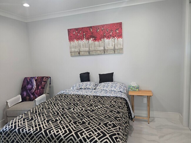Building Photo - Fully Furnished 2 Bed, 2 Bath Townhome – 5...