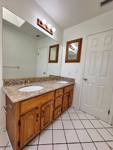 Building Photo - 9856 La Rosa Dr