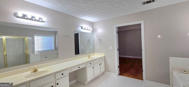 Building Photo - 1055 Livery Cir