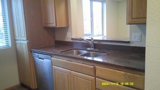 Building Photo - MOVE IN SPECIAL!! Spacious 3 bed 2.5 bath townhouse