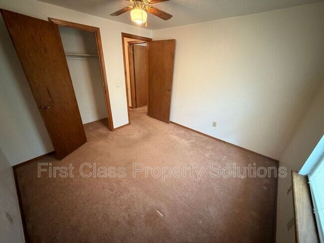 Building Photo - 8613 E Parkridge Dr