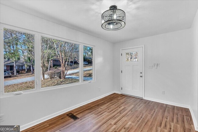 Building Photo - 2142 Cloverdale Dr SE
