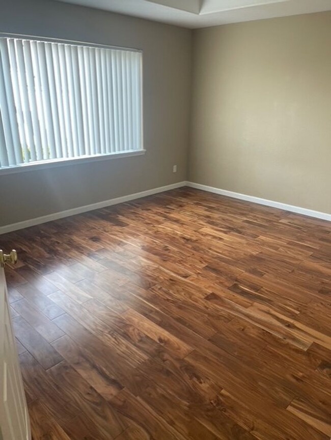 Building Photo - Beautiful 3 bed 2.5 home in Oak Hills! Was...