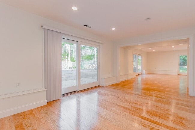 Building Photo - 264 Country Way