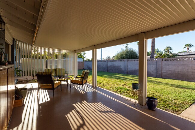 Building Photo - 2040 W Cambridge Ave