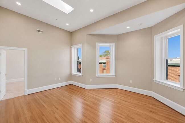 Building Photo - Columbia Heights Penthouse Condo | 1 Bed | 1 Bath | 600 Sf
