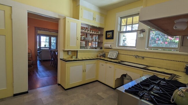 Building Photo - Furnished spacious 2/1 historic home in do...