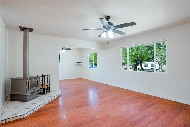 Building Photo - Huge Backyard Close to Downtown Prescott!