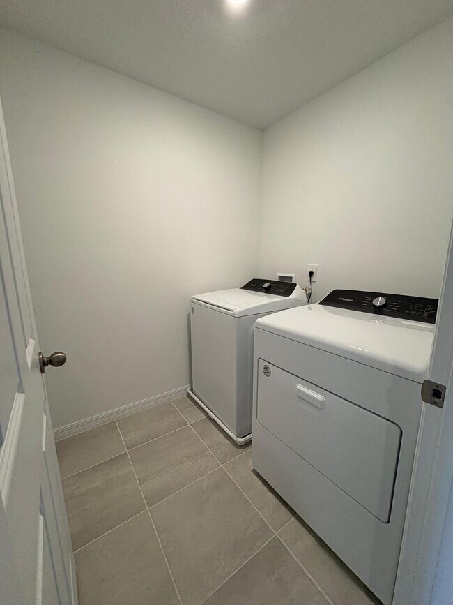 Building Photo - Charming 3-Bedroom Townhome with Private Yard in Clermont