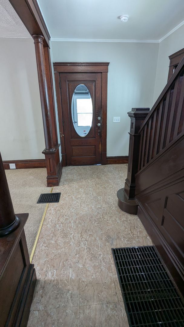 Building Photo - Spacious 5-bedroom, 1-bath home offers flexible living across multiple levels in Akron
