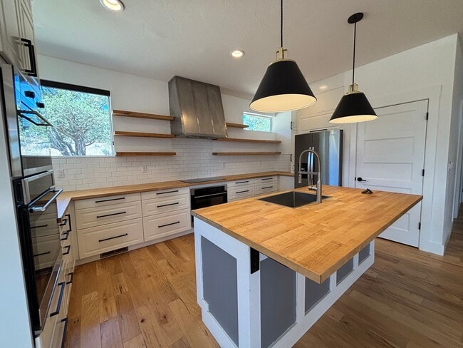 Building Photo - Stunning 4 Bed/3.5 Bath on 4.39 Acre Lot-7...